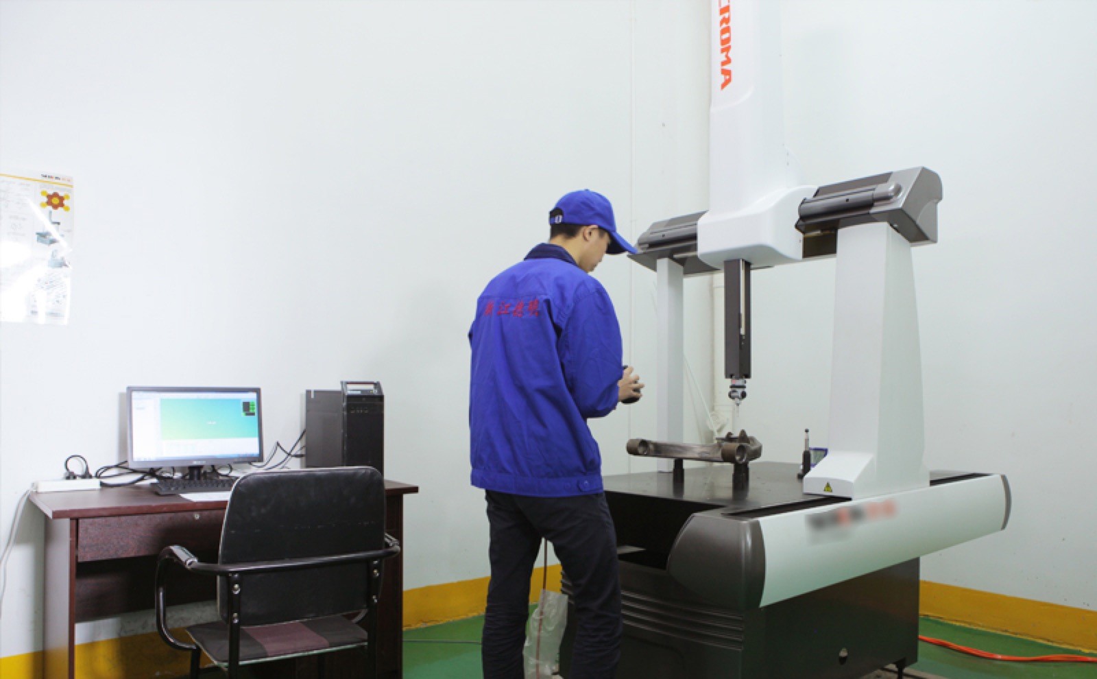 Technician carrying out dimensional measurement in the lab